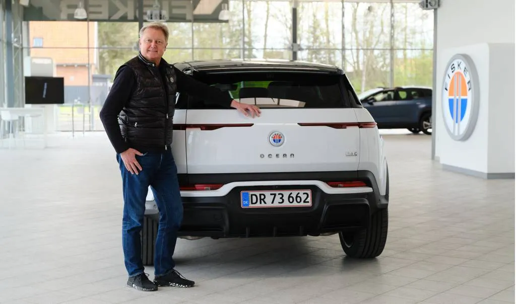 Henrik Fisker with the first customer Fisker Ocean - May 2023