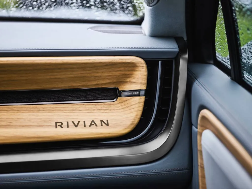 2025 Rivian R1S